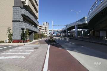 敷地南東側には、片側三車線の幹線道路が通っています。（東志賀町線第3号）
