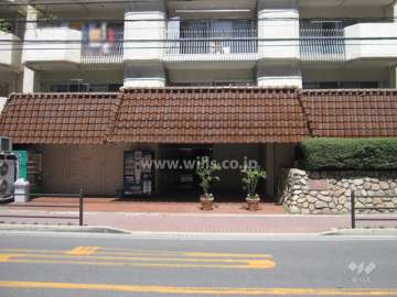 瓦屋根が特徴のエントランス