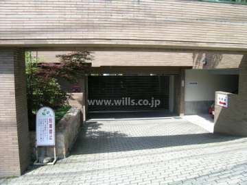 リングシャッター付きの駐車場入口