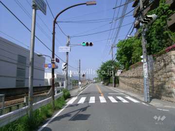 敷地の南側は国道176号線に面しています