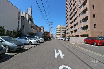 敷地南側の前面道路（東側から）