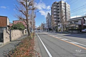 敷地北東側の前面道路（北西側から)