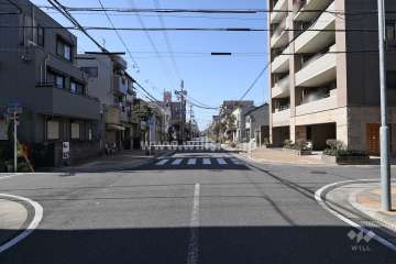 敷地南側の前面道路