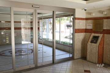 エントランスはオートロック付きです。