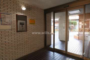 エントランスはオートロック付きです。