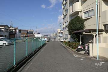 敷地西側の前面道路