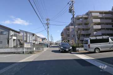 敷地北側の前面道路（西側から）