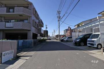 敷地北側の前面道路（東側から）