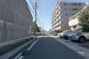 敷地南側の前面道路（東側から）