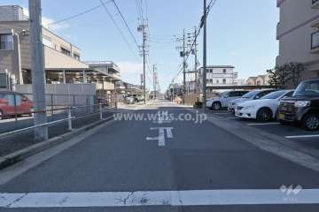 敷地北側の前面道路（西側から）