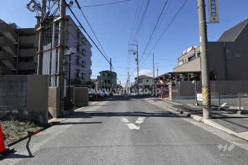 敷地北側の前面道路（東側から）