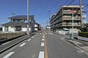 敷地南西側の前面道路（南側から）