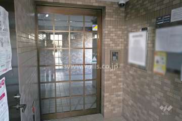 エントランスはオートロック付きです。