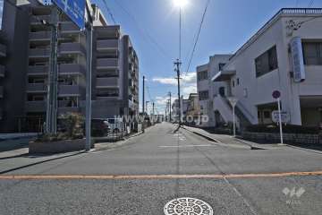 敷地西側の前面道路