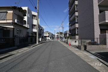 敷地西側の前面道路