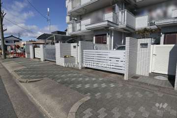 駐車場出入り口（ゲート付き）・敷地内駐車場（屋外平面式）