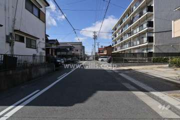 敷地北側の前面道路（東側から）