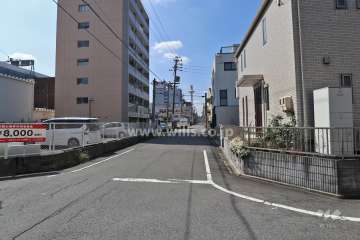敷地西側の前面道路(北側から)