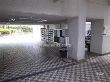 床面が市松模様になったピロティ。（共用ポスト）