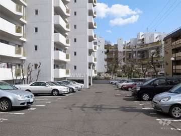 敷地内駐車場（平面式）　入り口にはロボットゲート付きです。