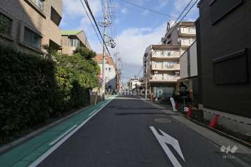 敷地東側の前面道路