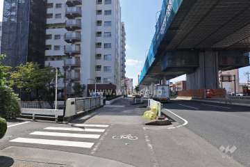 敷地西側は高速道路と国道41号に面しています。