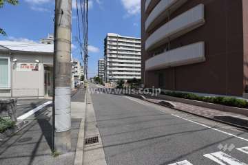 敷地西側の前面道路