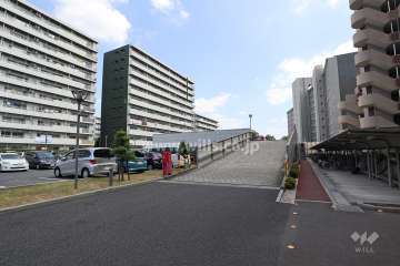 敷地内駐車場（屋外平面式、立体駐車場へのアプローチ）