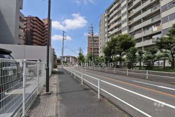敷地南側の前面道路(東側から)