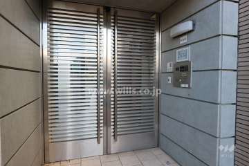 エントランスはオートロック付きです。