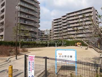 敷地東側に隣接して上山田公園があります。
