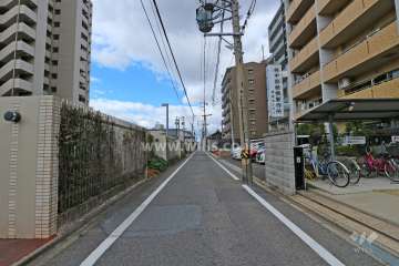 敷地南側の前面道路（東側から)