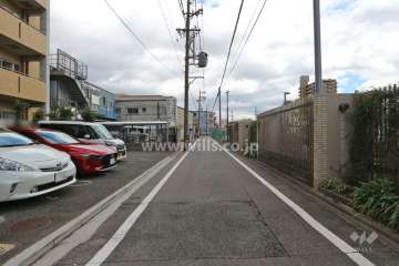 敷地南側の前面道路（西側から)