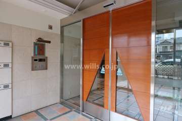 エントランスはオートロック付きです