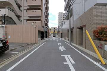 敷地南東側の前面道路（北東側から）