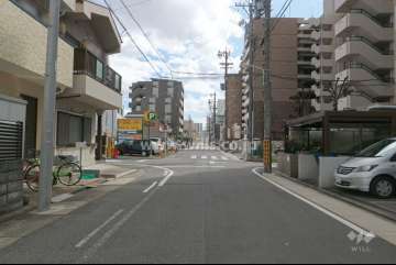 敷地北東側の前面道路（北西側から）