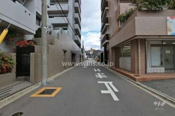 敷地北西側の前面道路（南西側から）