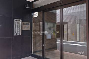 エントランスはオートロック付きです。