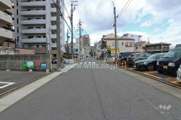 敷地北東側の前面道路（南東側から）