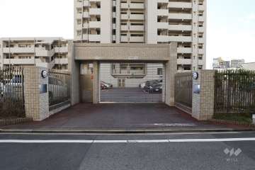 駐車場出入り口（リングシャッター付き）・敷地内駐車場（屋外平面式）