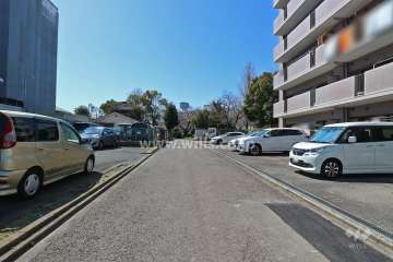 敷地南側の前面道路（東側から）