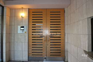 エントランスはオートロック付きです。