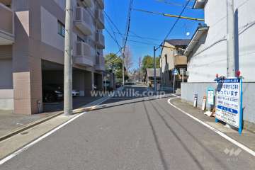 敷地東側の前面道路（南側から）