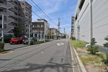 敷地北側の前面道路（東側から）