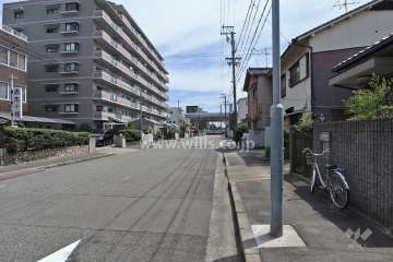 敷地南側の前面道路（西側から）