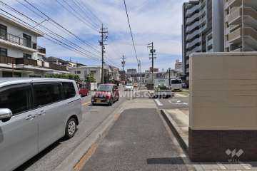 敷地北側の前面道路（西側から）