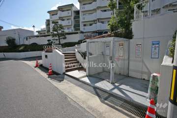 ゴミ置き場と敷地出入り口