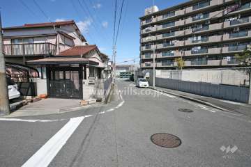 敷地西側の前面道路