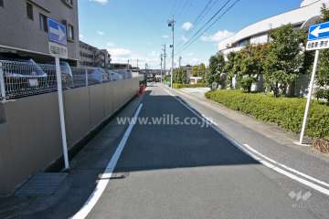 敷地北側の前面道路(東側から)