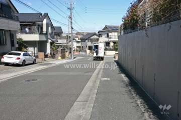 敷地西側の前面道路